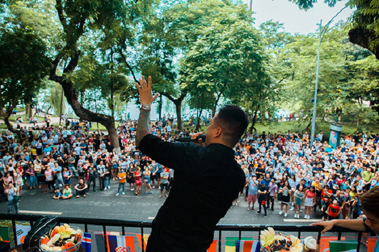 Tuan Hung lai gay “nao loan”, ca ngan nguoi keo den truoc nha pho co-Hinh-4