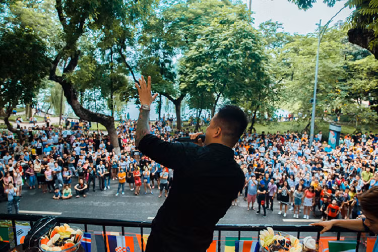 Tuan Hung lai gay “nao loan”, ca ngan nguoi keo den truoc nha pho co-Hinh-4