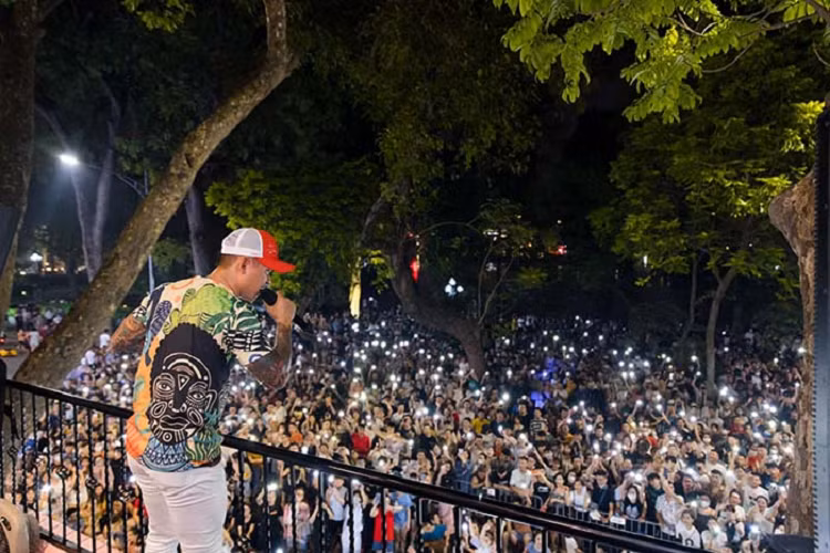 Tuan Hung lai gay “nao loan”, ca ngan nguoi keo den truoc nha pho co-Hinh-2