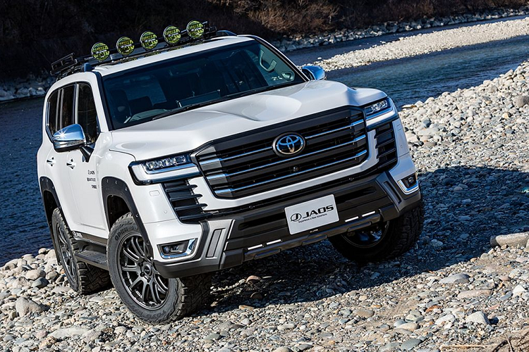 Bản độ của của công ty Nhật Bản cung cấp cho chiếc SUV bộ mâm Jaos Tribe Cross kích thước 20 inch, được hoàn thiện bằng chất liệu Matt Gun Metallic, đi kèm bộ lốp 285/55 Toyo Open Country R để tăng thêm độ bám khi vượt địa hình. Cuối cùng, Jaos đã nâng cấp hệ thống treo gốc với lò xo cuộn Battlez Ti-W, tăng khoảng sáng gầm xe thêm 40 mm, trong khi nguyên bản là 235 mm.