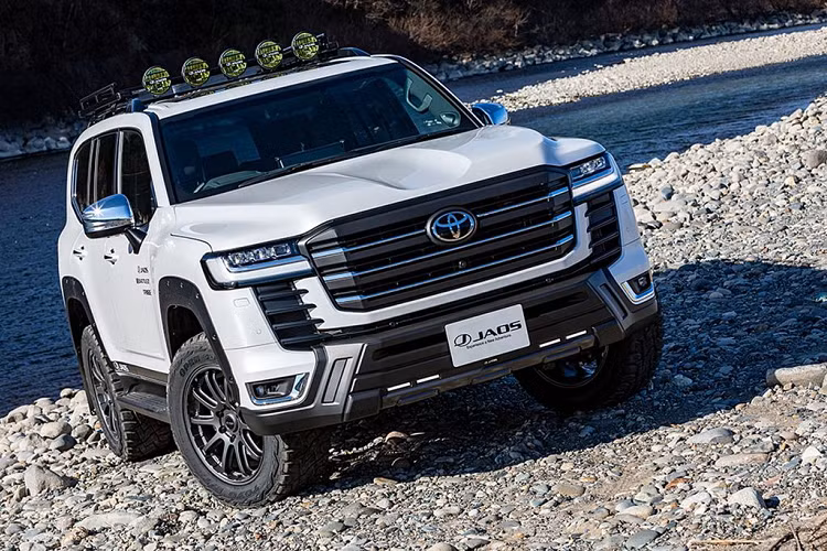 Bản độ của của công ty Nhật Bản cung cấp cho chiếc SUV bộ mâm Jaos Tribe Cross kích thước 20 inch, được hoàn thiện bằng chất liệu Matt Gun Metallic, đi kèm bộ lốp 285/55 Toyo Open Country R để tăng thêm độ bám khi vượt địa hình. Cuối cùng, Jaos đã nâng cấp hệ thống treo gốc với lò xo cuộn Battlez Ti-W, tăng khoảng sáng gầm xe thêm 40 mm, trong khi nguyên bản là 235 mm.