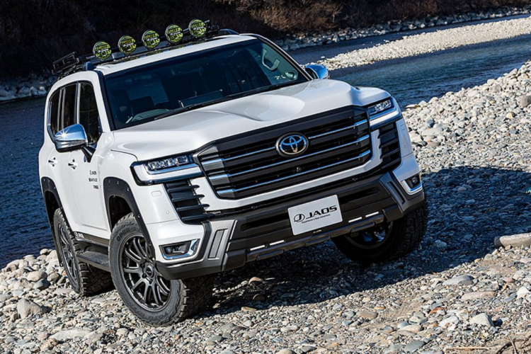 Không giống với những hãng độ khác, Jaos “biến hoá” chiếc Toyota Land Cruiser 2022 mới với một phong cách “nhẹ nhàng”, trang nhã hơn nhưng vẫn cung cấp khả năng vượt địa hình vượt trội.