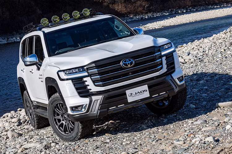 Toyota Land Cruiser 2022 “hien lanh” hon nho hang do Nhat Ban