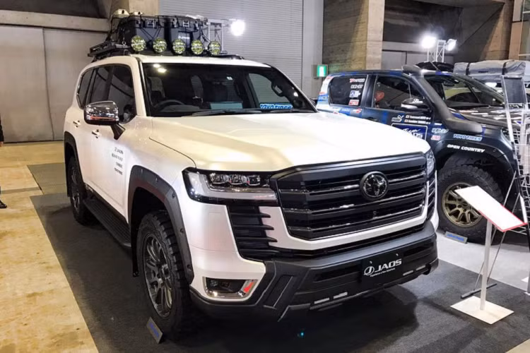 Về ngoại thất, bản độ Jaos cho Toyota Land Cruiser mới có cản trước được mở rộng, chắn bùn mới, tấm bảo vệ tay nắm cửa, giá nóc tích hợp đèn trợ sáng, tem chữ trang trí trên thân xe và hệ thống ống xả kép từ Battlez Muffler ZS-2.