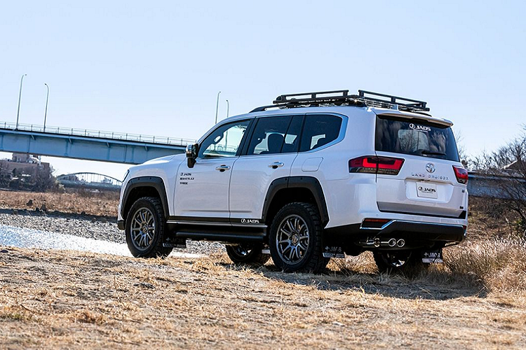 Hiện tại, trang web chính thức của Jaos chỉ rao bán một số bộ phận nói trên, bao gồm bộ la-zăng Jaos Tribe Cross kích thước 20 inch với giá 703 USD (khoảng 16 triệu đồng). Các hãng độ khác cung cấp các phụ kiện địa hình cho Toyota Land Cruiser thế hệ mới bao gồm Arctic Trucks từ Iceland và TJM từ Úc.