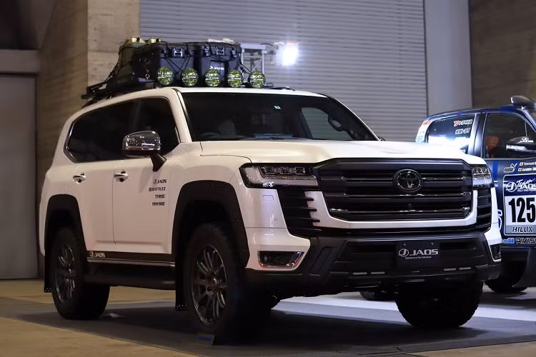 Các phụ kiện của Jaos trông giống như được sản xuất từ nhà máy của Toyota, kết hợp hài hòa với ngôn ngữ thiết kế của Land Cruiser mới.