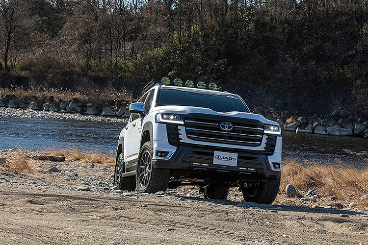 Không có sự thay đổi nào dưới nắp ca-pô của chiếc SUV, xe vẫn có hai tuỳ chọn động cơ gồm động cơ xăng V6, dung tích 3.5L, tăng áp kép, công suất 409 mã lực và động cơ diesel V6, dung tích 3.3L, tăng áp kép, sản sinh công suất 304 mã lực. Tất cả các biến thể của Land Cruiser Series 300 đều được trang bị hộp số tự động 10 cấp truyền lực tới cả 4 bánh.