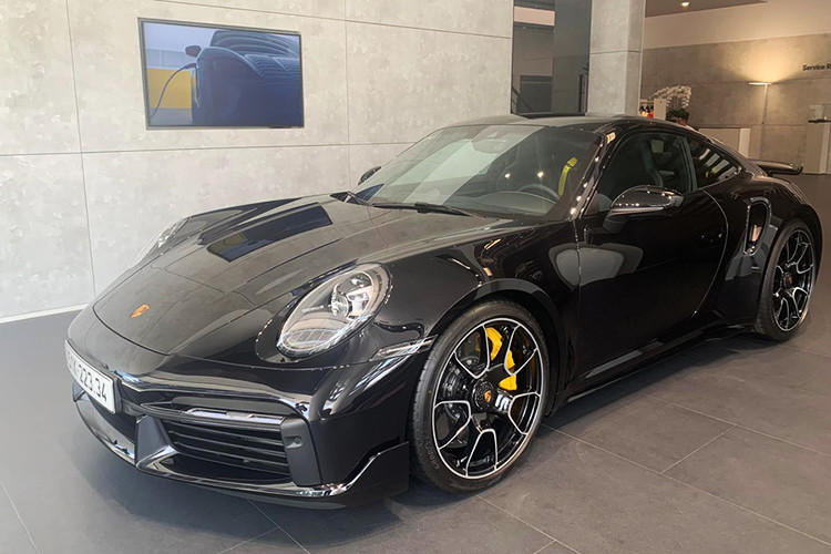 Mức giá xe Porsche 911 992 Turbo của ông Đặng Lê Nguyên Vũ được bán chính hãng tại Việt Nam với bản tiêu chuẩn từ 13,03 tỷ đồng. Tuy nhiên, sau khi bổ sung nhiều trang bị tuỳ chọn, giá trị thực tế của chiếc 911 Turbo này có giá lên đến hơn 15 tỷ đồng.