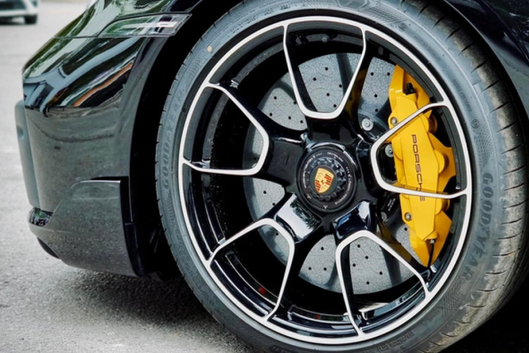 Xe có ngoại thất màu đen bóng đi kèm bộ la-zăng Exclusive Design 5 chấu kép sơn 2 tông màu tương phản có giá gần 500 triệu đồng với cùm phanh cỡ lớn màu vàng ẩn bên trong. Xe được trang bị hệ thống phanh Porsche Ceramic Composite Brake có giá tới 695 triệu đồng.