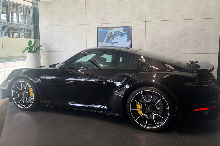 Cung cấp sức mạnh cho Porsche 911 Turbo thế hệ mới là cỗ máy 3.8L 6 xi-lanh sản sinh công suất 572 mã lực và mô-men xoắn cực đại 750 Nm, đi kèm hộp số PDK 8 cấp trứ danh và hệ dẫn động 2 cầu giúp xe tăng tốc từ 0 - 100 km/h chỉ trong 2,8 giây với gói SportChrono, tốc độ tối đa đạt 320 km/h.