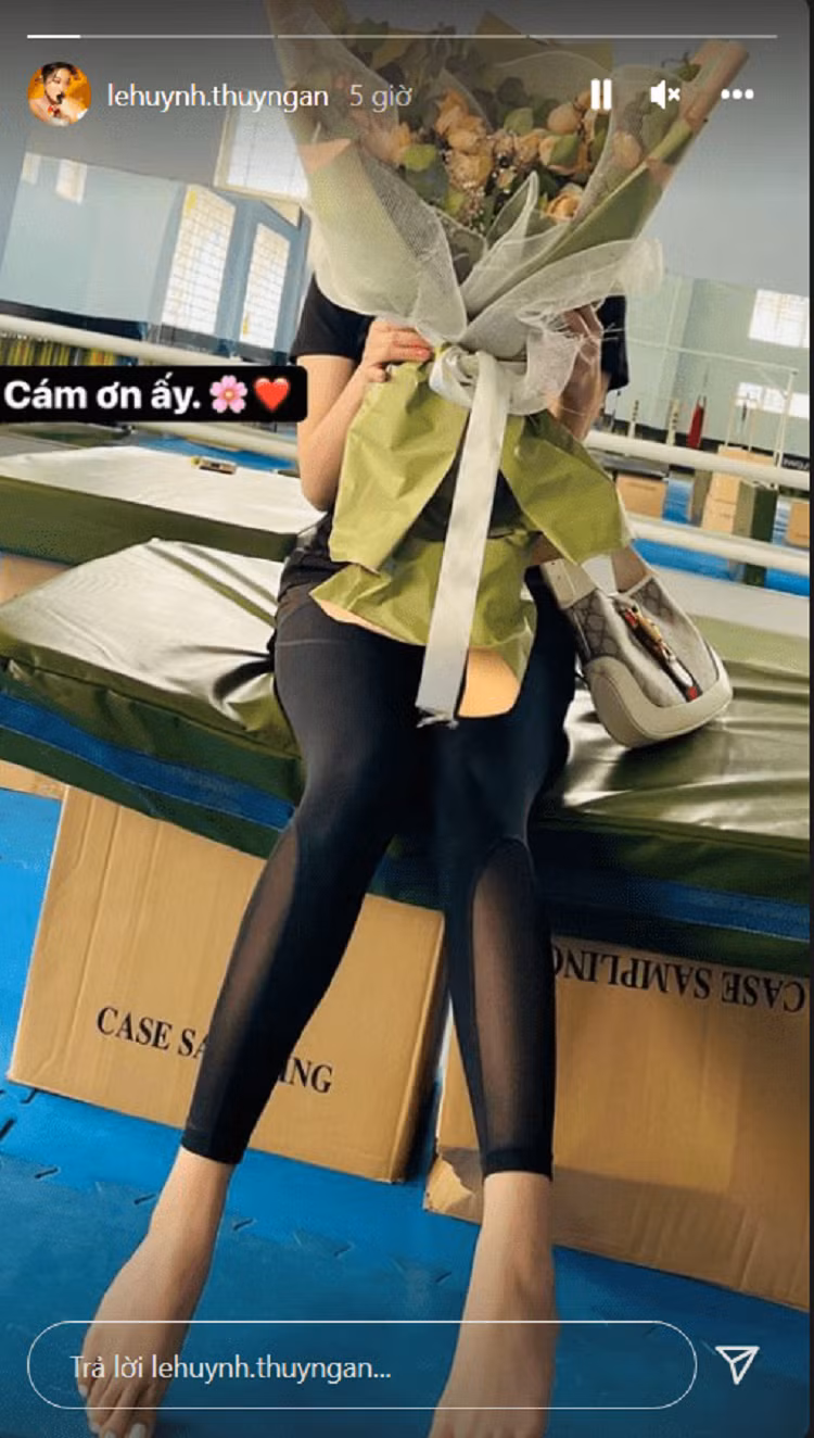 Thuy Ngan bat ngo khoe mon qua cuc xin xo tu 'nguoi ay'