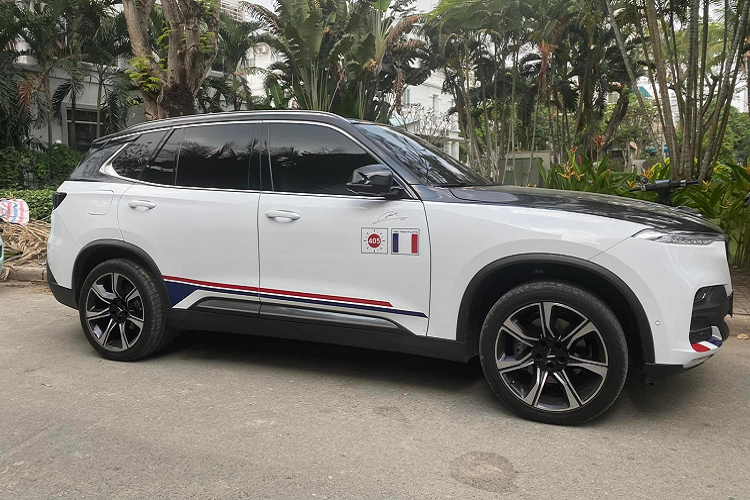 Mức giá này chưa bao gồm các khuyến mãi của đại lý. Chiếc xe VinFast LUX SA2.0 lúc về tay Minh Nhựa được dán lại bộ áo trắng-đen cùng các biểu tượng của công ty gia đình nhà Minh Nhựa. 