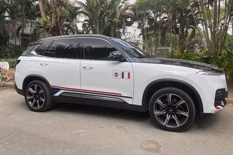 Mức giá này chưa bao gồm các khuyến mãi của đại lý. Chiếc xe VinFast LUX SA2.0 lúc về tay Minh Nhựa được dán lại bộ áo trắng-đen cùng các biểu tượng của công ty gia đình nhà Minh Nhựa. 