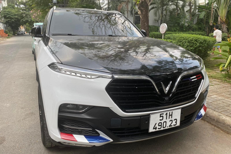 Người mua lại chiếc xe VinFast LUX SA2.0 từ Minh Nhựa cho biết xe chỉ mới lăn bánh khoảng 6.000 km và thuộc bản đầy đủ đồ chơi. Mức giá giao dịch không được tiết lộ, chỉ biết rằng, giá xe VinFast LUX SA2.0 bản tiêu chuẩn là 1,55 tỷ đồng, bản nâng cao cùng cao cấp nhất có giá tương ứng 1,6 và 1,8 tỷ đồng.