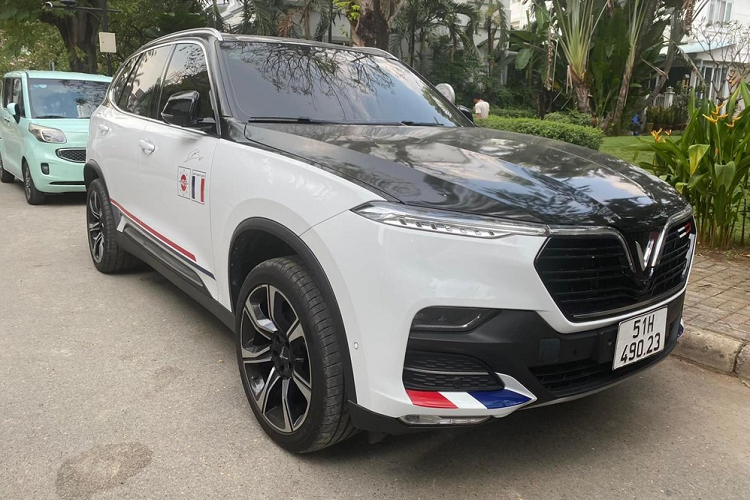 Sau gần 3 năm sưu tầm xe SUV, Minh Nhựa cũng đã bán đi rất nhiều xe, trong đó, vào chiều hôm nay, ngày 8/1/2021, một người chuyên thu mua xe đã qua sử dụng ở quận 7, TP HCM đã chia sẻ mới chốt giao dịch với đại gia ngành nhựa. Theo đó, chiếc xe VinFast LUX SA2.0 của Minh Nhựa đã được rao bán lại.