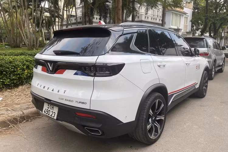 "Thêm chiếc xe vào đội hình, tự nhiên thấy vui quá, vui vì mình là người Việt Nam, vì đây là chiếc xe Việt Nam...", Minh Nhựa từng chia sẻ khi khoe mua xe SUV VinFast LUX SA2.0 vào đầu năm ngoái.