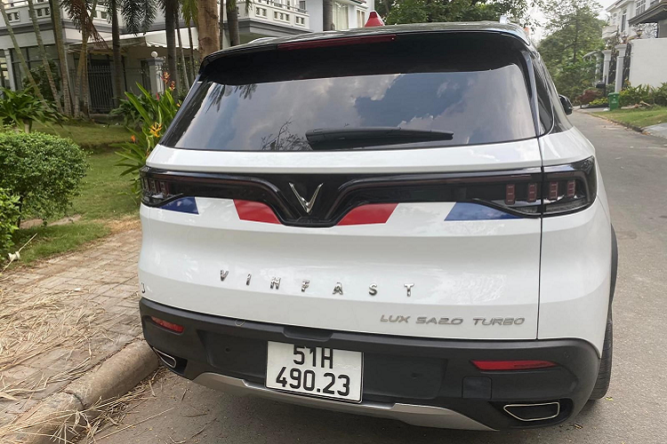 Sức mạnh được truyền tới bánh thông qua hộp số tự động ZF 8 cấp. Ngoài ra, VinFast LUX SA2.0 còn có hệ dẫn động cầu sau ở bản tiêu chuẩn hoặc 4 bánh ở bản cao cấp.