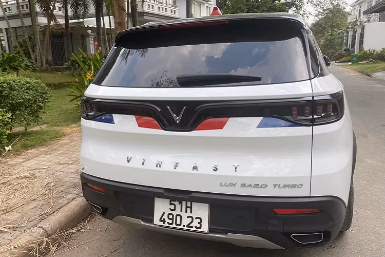 Sức mạnh được truyền tới bánh thông qua hộp số tự động ZF 8 cấp. Ngoài ra, VinFast LUX SA2.0 còn có hệ dẫn động cầu sau ở bản tiêu chuẩn hoặc 4 bánh ở bản cao cấp.