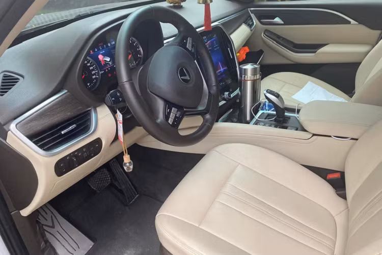 Nội công của các mẫu xe VinFast LUX SA2.0 đến từ khối động cơ BMW N20 với 4 xylanh, tăng áp, dung tích 2.0 lít, sản sinh công suất 228 mã lực tại tua máy 5.000 - 6.000 vòng/phút và mô-men xoắn cực đại đạt 350 Nm tại tua máy 1.750 - 4.500 vòng/phút. 