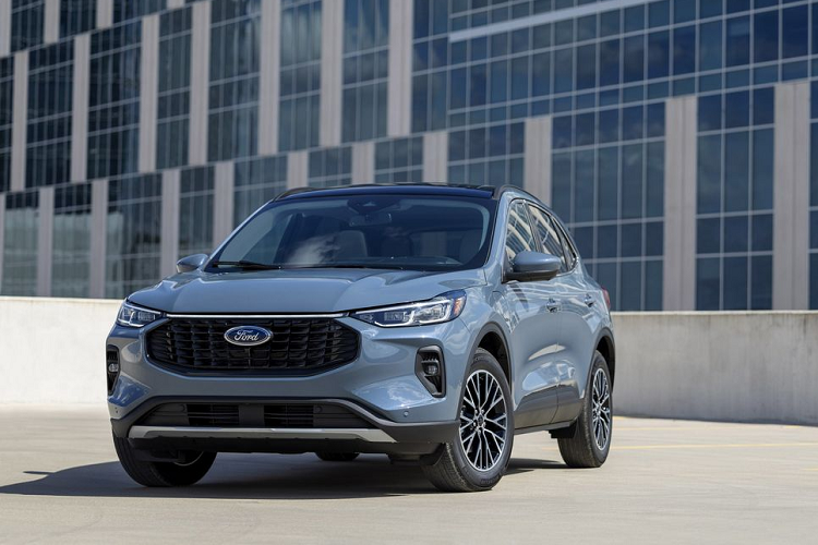 Bước sang phiên bản mới nhất , Escape đã mang nhiều đường nét thiết kế mạnh mẽ và vuông vức hơn. Phần đầu xe được thiết kế lại hoàn toàn, đèn pha hầm hố và sắc cạnh hơn, tổng thể khá giống chiếc Ford Territory hiện đang bán tại Việt Nam. Nắp capo được làm thấp hơn, lưới tản nhiệt cỡ lớn và các khe hút gió được làm mới.