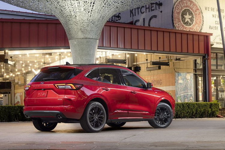 Riêng phiên bản ST-Line được bổ sung bộ bodykit bổ sung mặt ca lăng dạng lưới màu đen, cánh lướt gió phía sau, tấm chống trượt phía sau mới, tấm ốp cùng màu thân xe, mâm xe mới và vô lăng đáy phẳng. Là phiên bản nâng cấp giữa vòng đời, Ford Escape 2023 không có sự thay đổi về trang bị nội thất.