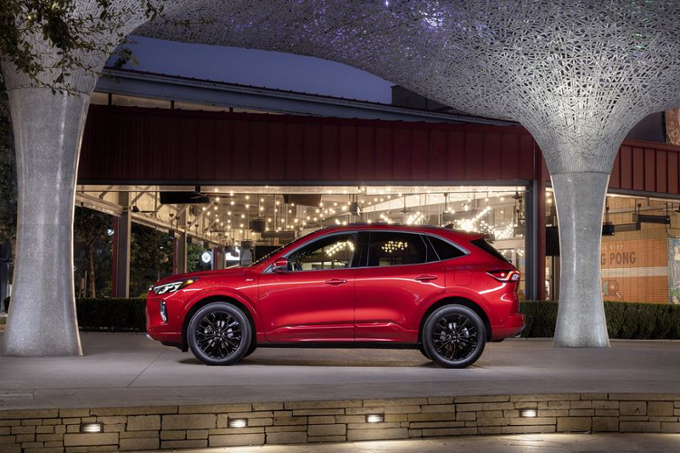 Thiết kế bên sườn và đằng sau của Ford Escape 2023 không thay đổi nhiều. Hãng chỉ bổ sung tạo hình mới bên trong đèn hậu cho mẫu SUV cỡ C này. Tiếp đến, Ford Escape 2023 có cách đặt tên thông dụng và dễ tiếp cận hơn cho người dùng với 3 phiên bản Escape tiêu chuẩn là Base, Active và Platinum, các bản ST-Line phong cách thể thao và 2 bản động cơ hybrid.