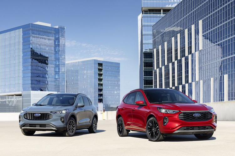 Xe vẫn được trang bị màn hình thông tin giải trí 13,2 inch, cụm đồng hồ đo kỹ thuật số 12,3 inch và sạc không dây. Escape sở hữu hệ thống an toàn hiện đại bao gồm: Cruise Control thông minh, hỗ trợ phanh lùi, hỗ trợ đánh lái tránh va chạm, camera 360 độ, cảm ứng đỗ xe phía sau...