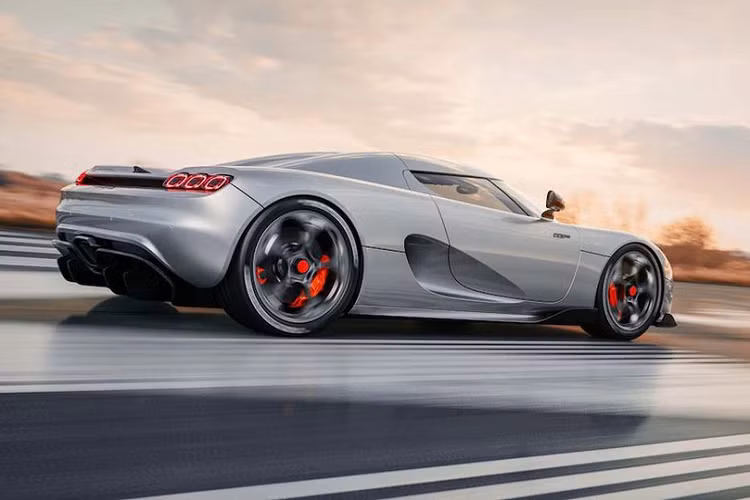 Theo công bố, chỉ có 50 chiếc xe Koenigsegg CC850 số sàn được sản xuất với mức giá bán được tiết lộ 3,65 triệu USD (khoảng 85 tỷ VNĐ). Thời gian sản xuất nhanh nhất là vào mùa hè năm sau và khách hàng cần chờ đến 2- 3 năm để nhận bàn giao xe.