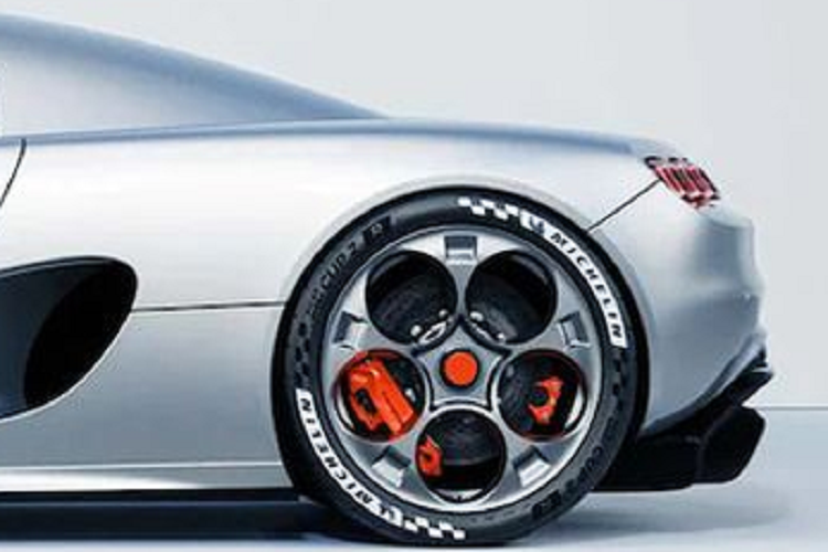 Ngay cả kết cấu khung gầm nguyên khối của CC850 cũng được sử dụng chất liệu này nhằm tối ưu hóa trọng lượng cho xe. Xe sử dụng vành trước 20 inch và vành sau 21 inch, bộ phanh gốm, lốp Michelin Pilot Sport 4S.