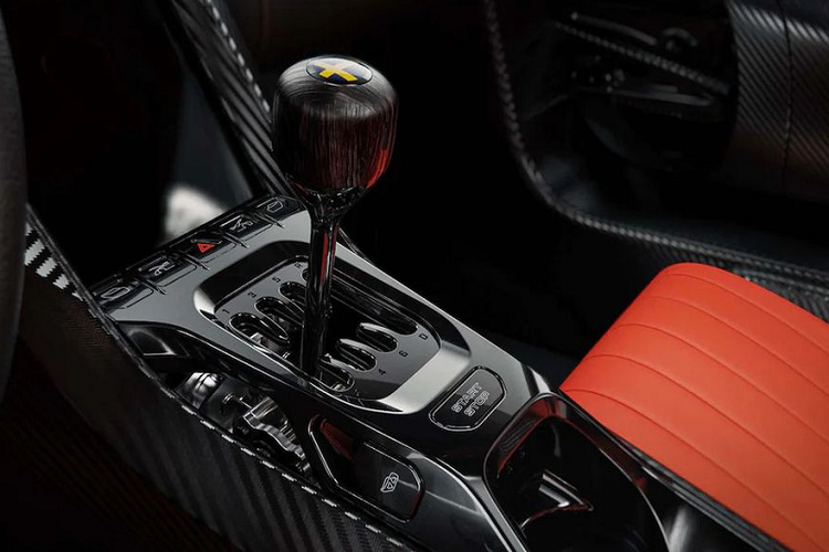 Về cơ bản, hộp số này là loại Lightspeed dùng trên Jesko nhưng được tinh chỉnh để mang lại trải nghiệm vận hành như hộp số sàn. Với cơ chế điều khiển đặc biệt, người dùng có thể chỉnh lại hộp số này về dạng vận hành tự động. Có thể hiểu, Koenigsegg CC850 là mẫu xe nửa số tự động, nửa số sàn.