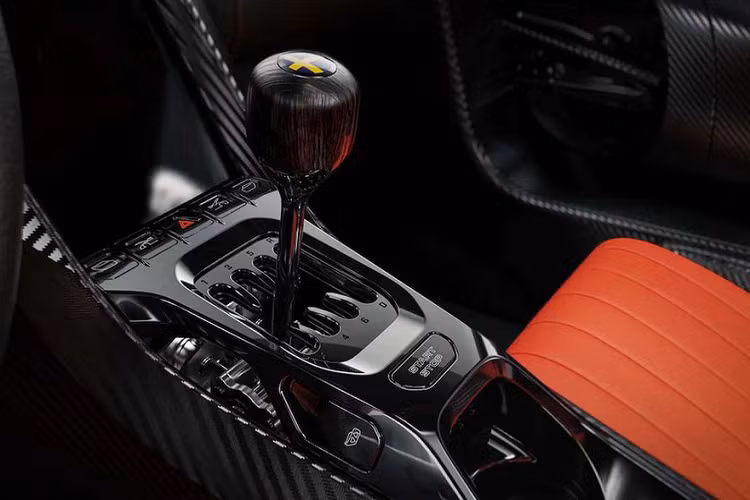 Về cơ bản, hộp số này là loại Lightspeed dùng trên Jesko nhưng được tinh chỉnh để mang lại trải nghiệm vận hành như hộp số sàn. Với cơ chế điều khiển đặc biệt, người dùng có thể chỉnh lại hộp số này về dạng vận hành tự động. Có thể hiểu, Koenigsegg CC850 là mẫu xe nửa số tự động, nửa số sàn.