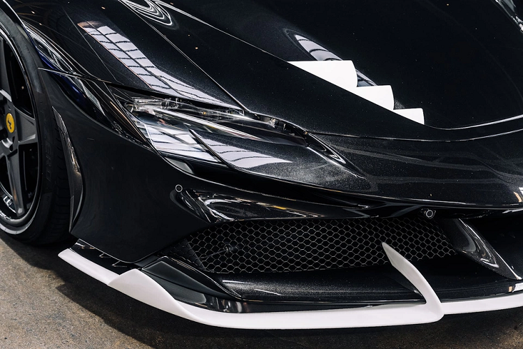 Ferrari SF90 Stradale có công suất 986 mã lực, trang bị động cơ V8 tăng áp kép 4L, công suất 720 mã lực. Động cơ này được bổ trợ thêm bởi hai mô-tơ ở cầu trước và một tích hợp vào hộp số, mô-men xoắn cực đại 800 Nm.