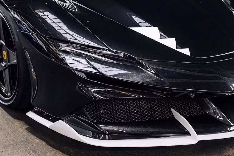 Ferrari SF90 Stradale có công suất 986 mã lực, trang bị động cơ V8 tăng áp kép 4L, công suất 720 mã lực. Động cơ này được bổ trợ thêm bởi hai mô-tơ ở cầu trước và một tích hợp vào hộp số, mô-men xoắn cực đại 800 Nm.