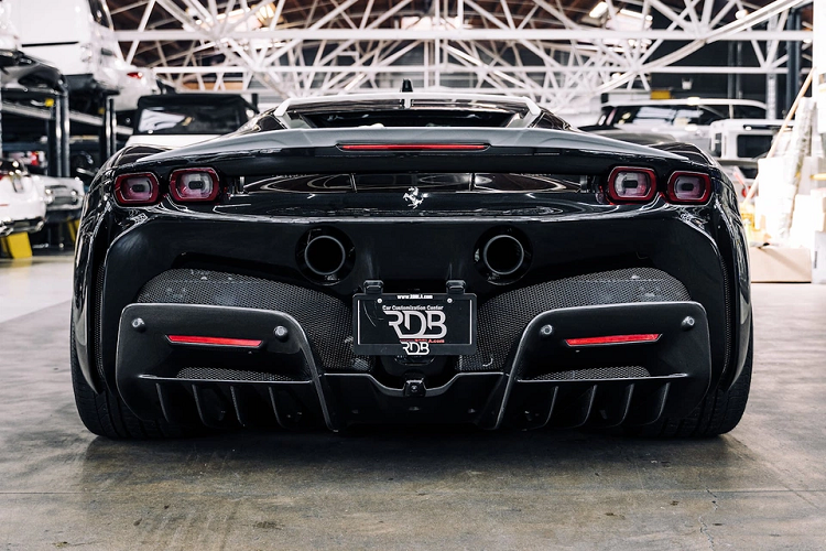 Sợi carbon trên Ferrari SF90 Stradale độ 1016 Industries có sẵn ở dạng dệt 1x1 hoặc kiểu đan chéo 2x2 "siêu cao cấp" có thể được nhuộm màu theo lựa chọn của khách hàng. Ngoài ra, các lớp hoàn thiện sa tanh đặc biệt cũng có sẵn. Một số nâng cấp có thể kể đến như cánh gió trước mới, nắp cản, hốc hút gió trên nắp ca-pô, ốp sườn mới, bộ khuếch tán sau cùng với cánh gió sau và trên nóc xe.