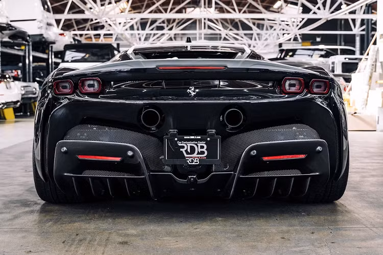 Sợi carbon trên Ferrari SF90 Stradale độ 1016 Industries có sẵn ở dạng dệt 1x1 hoặc kiểu đan chéo 2x2 "siêu cao cấp" có thể được nhuộm màu theo lựa chọn của khách hàng. Ngoài ra, các lớp hoàn thiện sa tanh đặc biệt cũng có sẵn. Một số nâng cấp có thể kể đến như cánh gió trước mới, nắp cản, hốc hút gió trên nắp ca-pô, ốp sườn mới, bộ khuếch tán sau cùng với cánh gió sau và trên nóc xe.