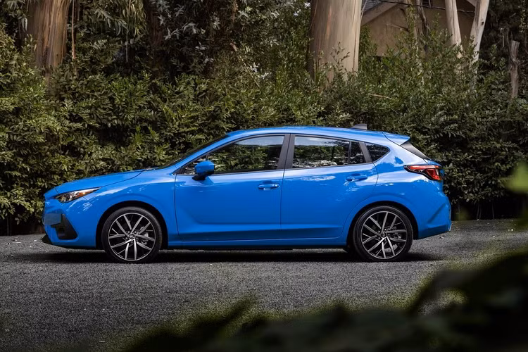 Tại triển lãm Ô tô Los Angeles 2022 hiện đang diễn ra tại Mỹ, hãng Subaru đã chính thức vén màn thế hệ mới của dòng xe cỡ C Impreza. Bước sang thế hệ thứ 6, Subaru Impreza 2024 mới không còn phiên bản sedan và số sàn như trước. Trong khi đó, phiên bản RS thể thao được quay trở lại lần đầu tiên kể từ năm 2005.