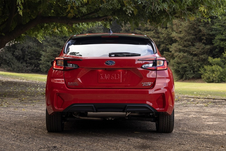 Bên trong Subaru Impreza 2024 là không gian nội thất tạo cảm giác khá quen thuộc vì giống với Crosstrek mới. Từ vô lăng, bảng đồng hồ, màn hình thông tin giải trí, cụm điều khiển trung tâm đến cửa gió điều hòa của mẫu xe hatchback hạng C này đều dùng chung với Subaru Crosstrek 2023.