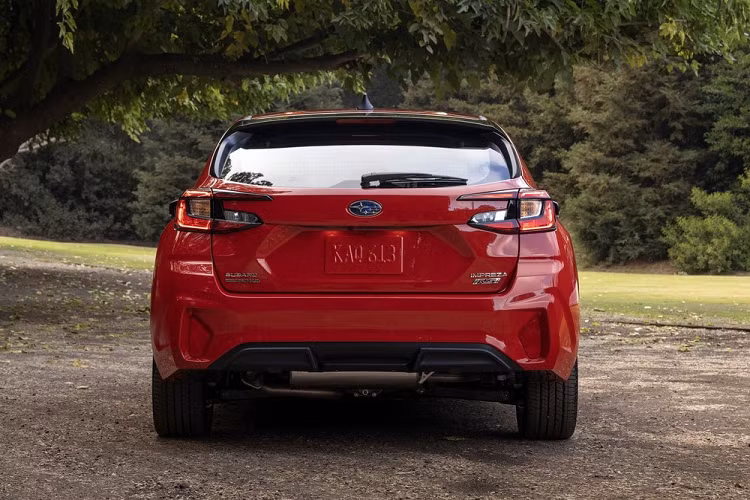 Bên trong Subaru Impreza 2024 là không gian nội thất tạo cảm giác khá quen thuộc vì giống với Crosstrek mới. Từ vô lăng, bảng đồng hồ, màn hình thông tin giải trí, cụm điều khiển trung tâm đến cửa gió điều hòa của mẫu xe hatchback hạng C này đều dùng chung với Subaru Crosstrek 2023.