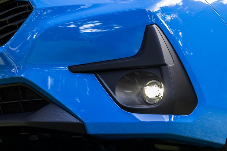 Ở bản RS, mẫu xe hatchback hạng C này sẽ có thêm những chi tiết ngoại thất màu đen và bộ vành hợp kim 18 inch màu xám đậm như dấu hiệu nhận biết. So với bản thường, Subaru Impreza RS 2024 còn đi kèm cụm đèn pha nâng cấp.