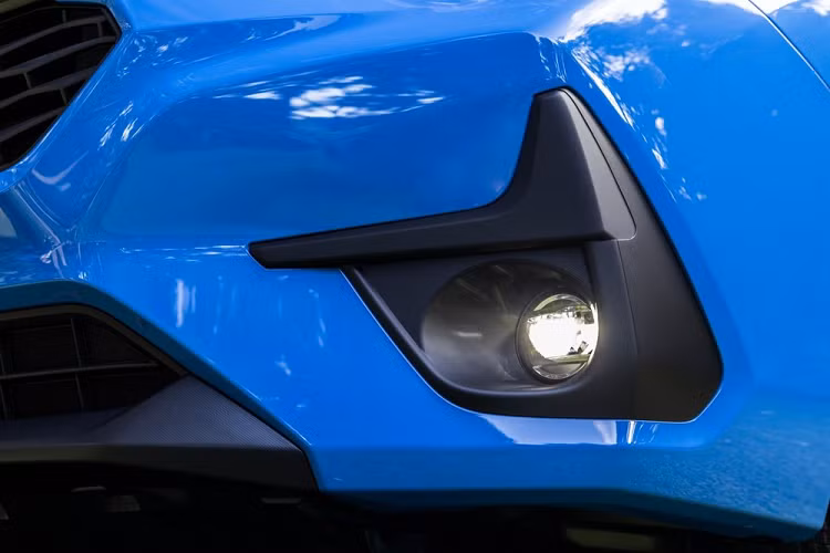 Ở bản RS, mẫu xe hatchback hạng C này sẽ có thêm những chi tiết ngoại thất màu đen và bộ vành hợp kim 18 inch màu xám đậm như dấu hiệu nhận biết. So với bản thường, Subaru Impreza RS 2024 còn đi kèm cụm đèn pha nâng cấp.