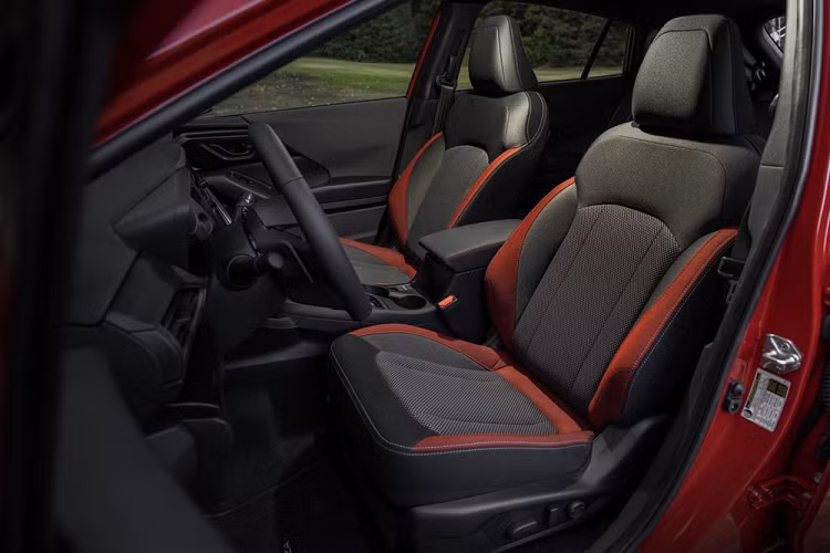 Không để người dùng thất vọng, Subaru Impreza 2024 cũng đi kèm cả hệ thống an toàn chủ động EyeSight nâng cấp với góc quan sát rộng hơn và có thể phát hiện người đạp xe/đi bộ ở giao lộ. Nhờ đó, xe có thêm tính năng cảnh báo điểm mù kiêm hỗ trợ chuyển làn đường, cảnh báo phương tiện cắt ngang khi lùi và đánh lái khẩn cấp tự động.