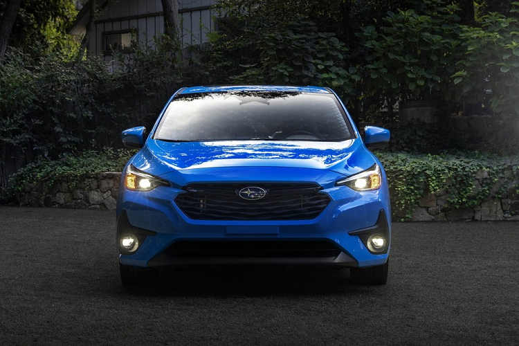 Đúng như dự đoán, Subaru Impreza 2024 bản hatcback được chia sẻ nhiều chi tiết với mẫu SUV cỡ B Crosstrek mới. Có thể thấy rõ điều này ngay từ thiết kế đầu xe của Subaru Impreza 2024. Tại đây, mẫu xe hatchback hạng C này được trang bị lưới tản nhiệt hình lục giác và cụm đèn pha LED vuốt về phía sau.