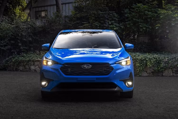 Đúng như dự đoán, Subaru Impreza 2024 bản hatcback được chia sẻ nhiều chi tiết với mẫu SUV cỡ B Crosstrek mới. Có thể thấy rõ điều này ngay từ thiết kế đầu xe của Subaru Impreza 2024. Tại đây, mẫu xe hatchback hạng C này được trang bị lưới tản nhiệt hình lục giác và cụm đèn pha LED vuốt về phía sau.