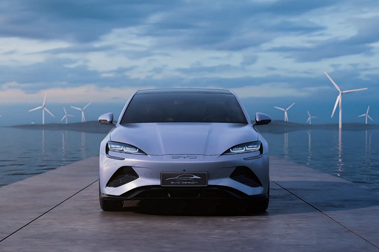 Seal là mẫu xe điện 4 cửa tiếp nối xe ý tưởng Ocean-X mà BYD đã trình làng hồi năm ngoái và sẽ được chế tạo dựa trên cấu trúc khung gầm mới của BYD gọi là e-platform 3.0. Vẻ ngoài Seal có sự tương đồng với Porsche Taycan và Tesla Model 3.