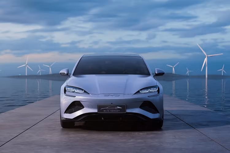 Seal là mẫu xe điện 4 cửa tiếp nối xe ý tưởng Ocean-X mà BYD đã trình làng hồi năm ngoái và sẽ được chế tạo dựa trên cấu trúc khung gầm mới của BYD gọi là e-platform 3.0. Vẻ ngoài Seal có sự tương đồng với Porsche Taycan và Tesla Model 3.