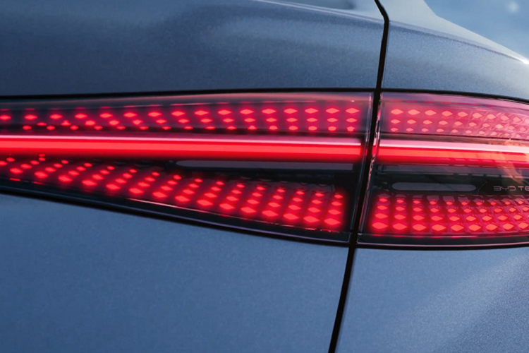 Bản cao cấp sẽ có hai động cơ điện, động cơ điện ở trục sau cho công suất 230 kW (308 mã lực) và ở trục trước là 60 kW (214 mã lực) cho phép tăng tốc 0-100 km/h trong 3,8 giây. Bộ pin 800V mang lại tầm hoạt động lên đến 700 km.