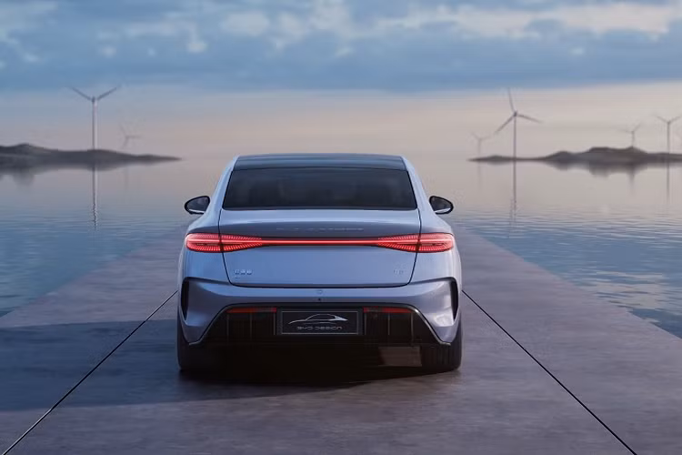 Theo các tài liệu rò rỉ, BYD Seal 2023 chạy điện có kích thước dài 4.800 mm, rộng 1.875 mm và cao 1.460 mm, chiều dài cơ sở 2.920 mm. Mẫu xe lớn hơn đôi chút so với Tesla Model 3 và tương đương xe điện Nio ET5, BMW i3 eDrive35L. Ngoài Seal, một mẫu xe khác được dự đoán là có sử dụng công nghệ của BYD là Toyota bZ SDN.