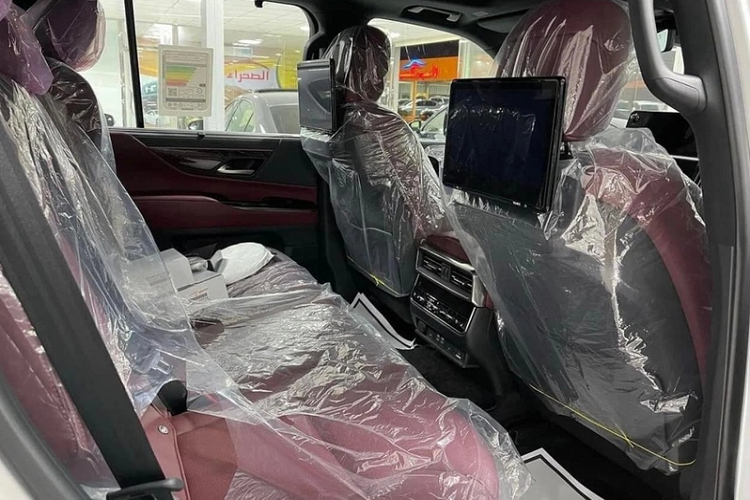 Điểm khác biệt duy nhất nằm ở việc xe được trang bị bộ mâm 20 inch thiết kế hình chữ V kép. LX 600 Luxury có kích thước dài x rộng x cao lần lượt là 5.092 x 1.988 x 1.895 mm, trục cơ sở 2.850 mm giống như thế hệ cũ.