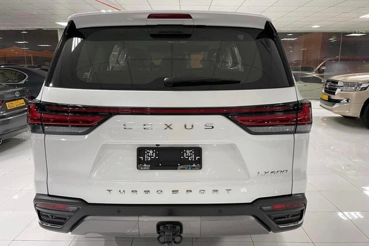 Ngoài ra, chiếc Lexus LX 600 Luxury này có 7 chỗ ngồi còn có thêm tùy chọn màn hình giải trí riêng 11,4 inch cho hàng ghế sau. Xe được trang bị gói gói công nghệ Lexus Safety System+ 2.5 và 10 túi khí.