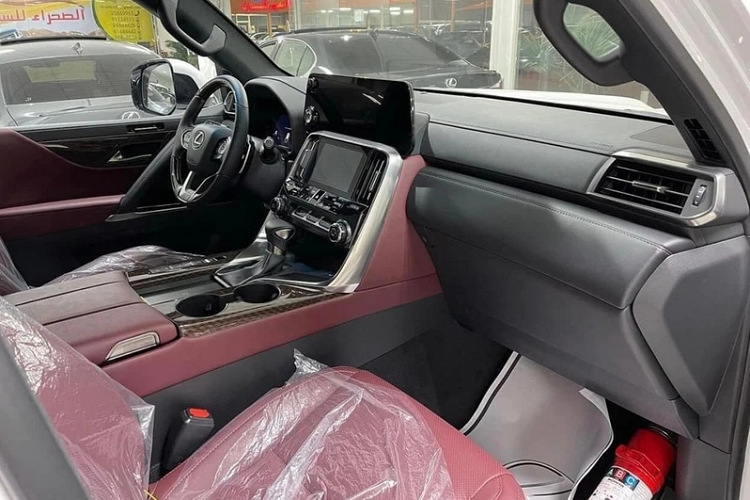 Ở bên trong, chiếc SUV siêu sang sở hữu loạt tiện nghi cao cấp, bao gồm bọc da, ốp gỗ đắt tiền, màn hình 12,3 inch cho hệ thống thông tin giải trí, màn hình 7 inch ở bên dưới để điều chỉnh các chức năng xe và hệ thống âm thanh Mark Levinson 25 loa.